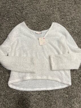 SO Cozy V-Neck Fuzzy Sweater in white